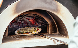石窯で焼いた絶品ピザの写真